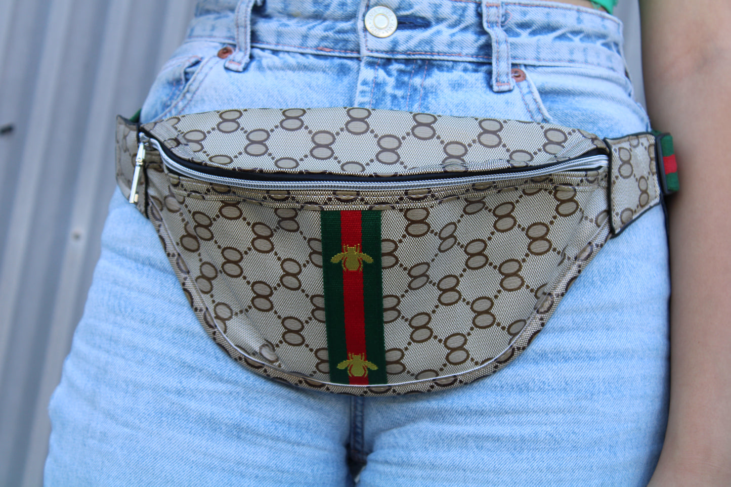 WAIST BAG WITH BEE DESIGN